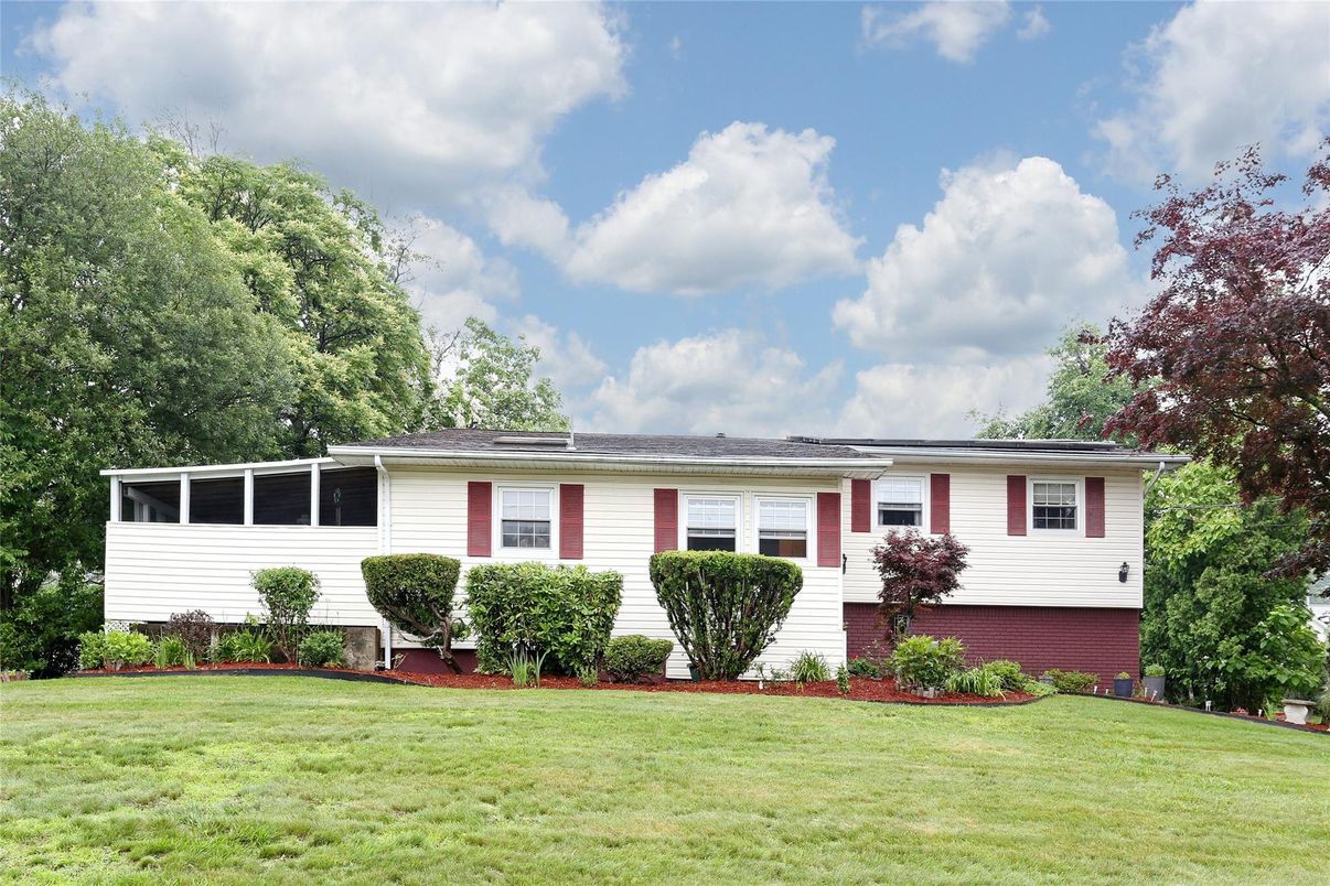 Attached, Exterior, Facade, Cape Cod