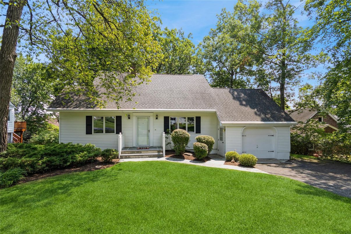 Attached, Exterior, Facade, Cape Cod