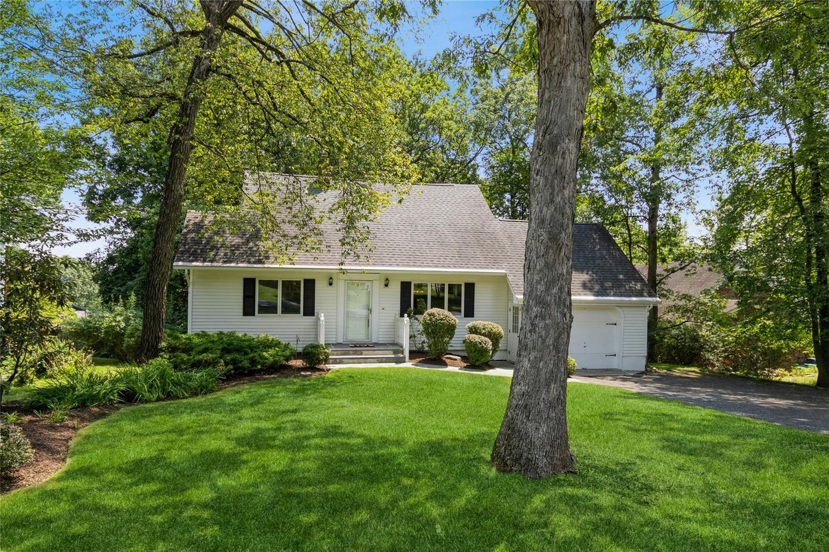 Attached, Exterior, Facade, Cape Cod