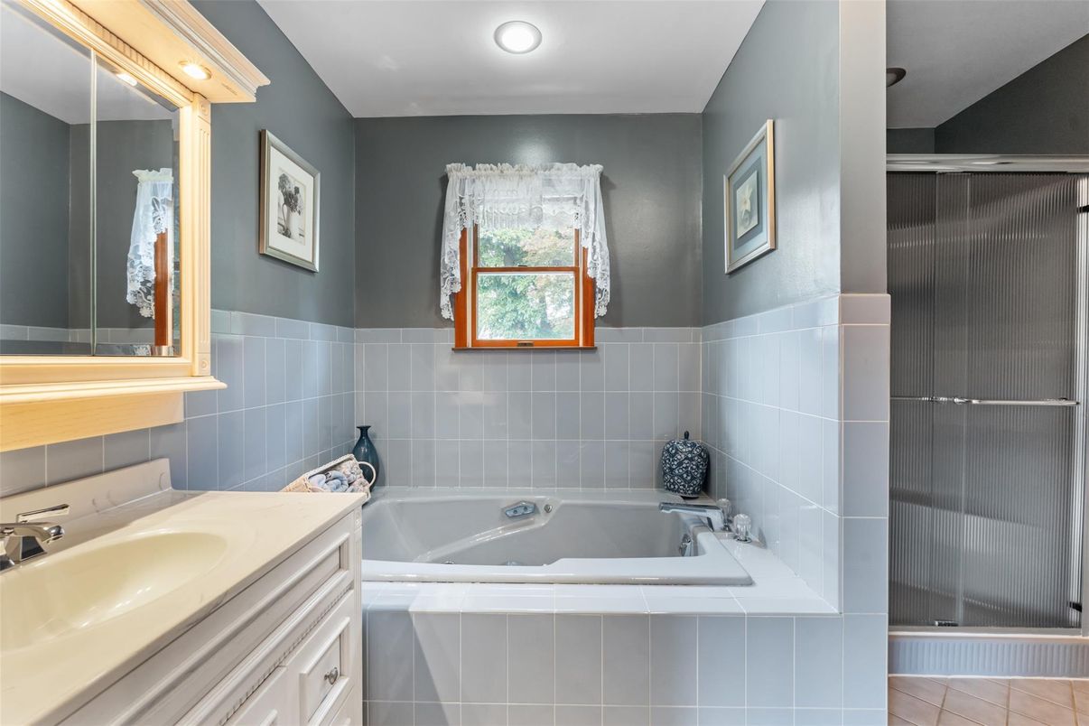 Bathroom, Dual Sink Vanities, Interior, Recessed Lighting