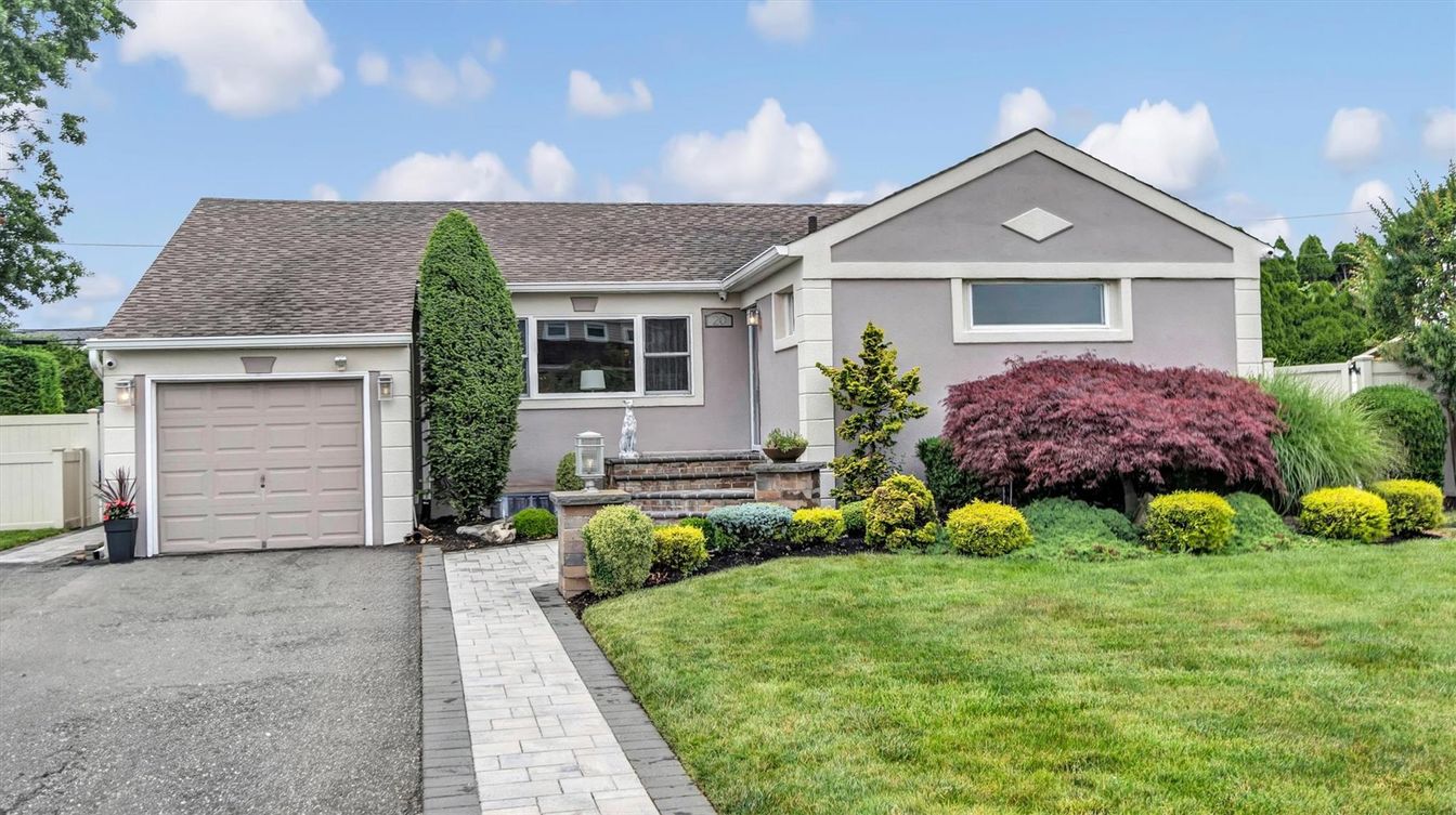 Attached, Exterior, Facade, Ranch
