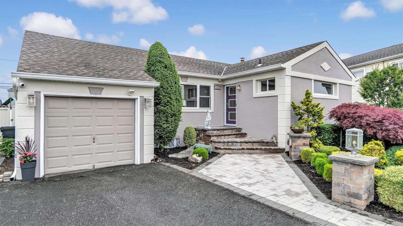 Attached, Exterior, Facade, Ranch