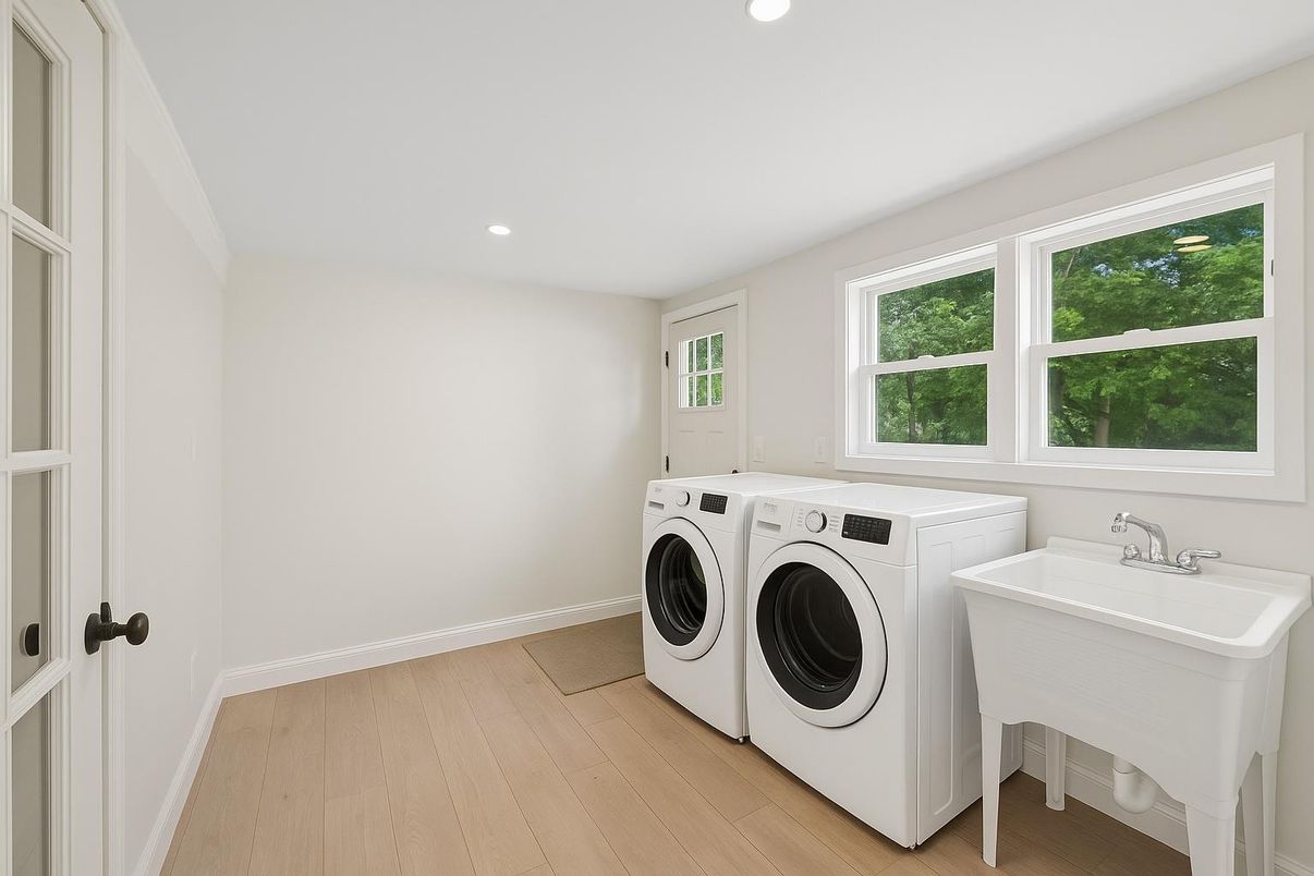 Interior, Recessed Lighting, Washer, Wood Texture Flooring