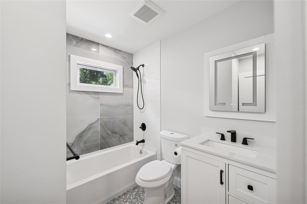 Bathroom, Interior, Recessed Lighting