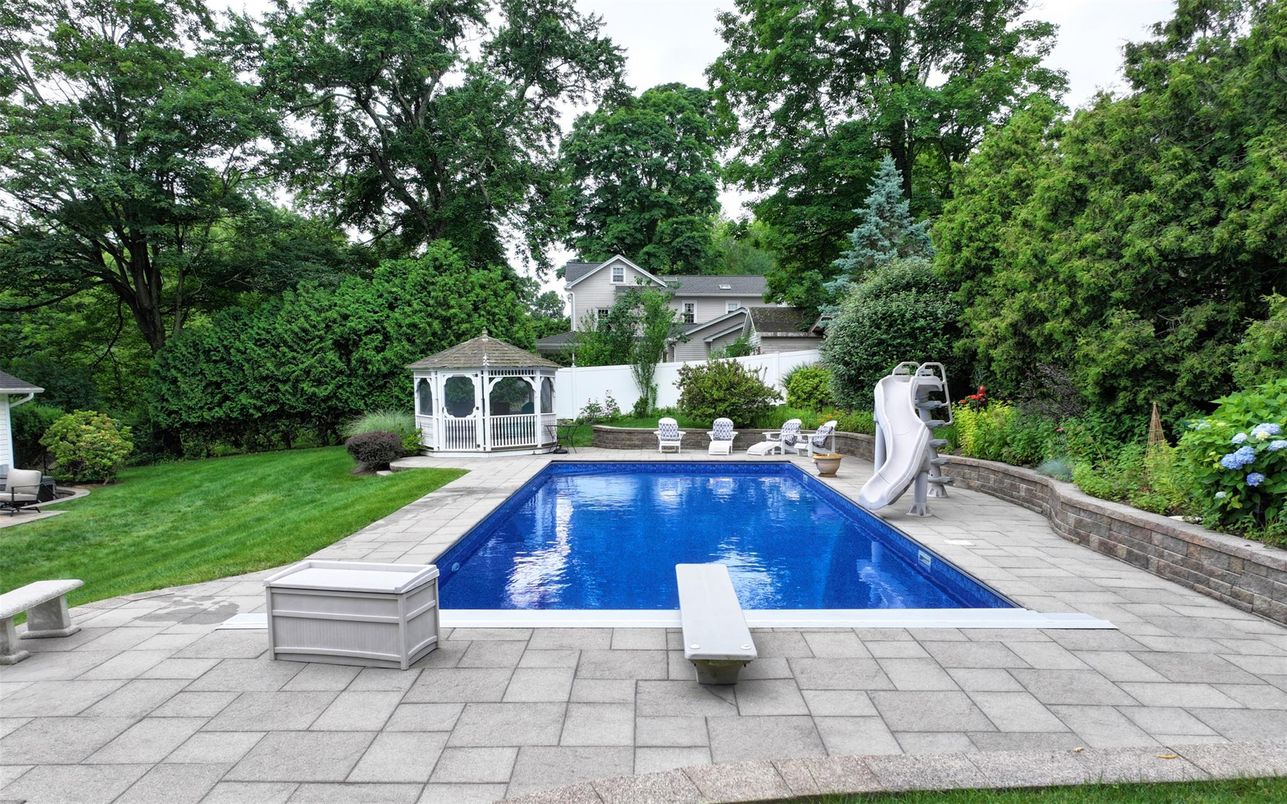 Exterior, Playground, Pool