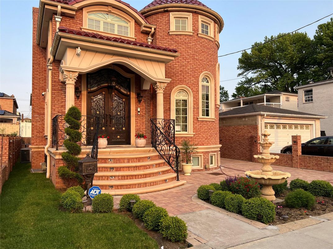 Attached, Exterior, Facade, Brick Facade, Queen Anne Victorian
