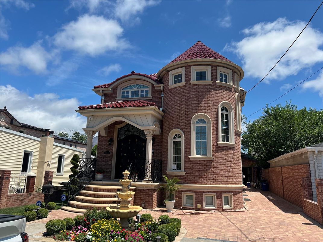 Exterior, Facade, Brick Facade, Queen Anne Victorian