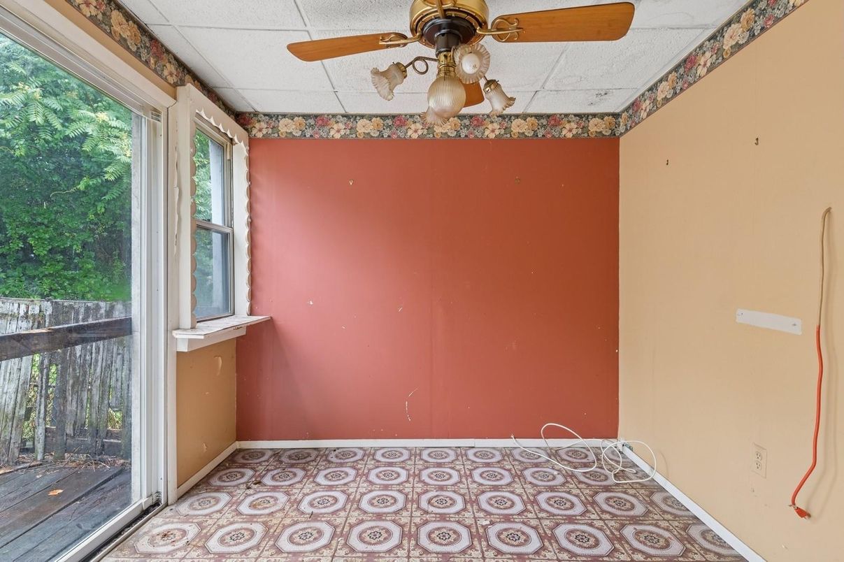 Empty room, Interior