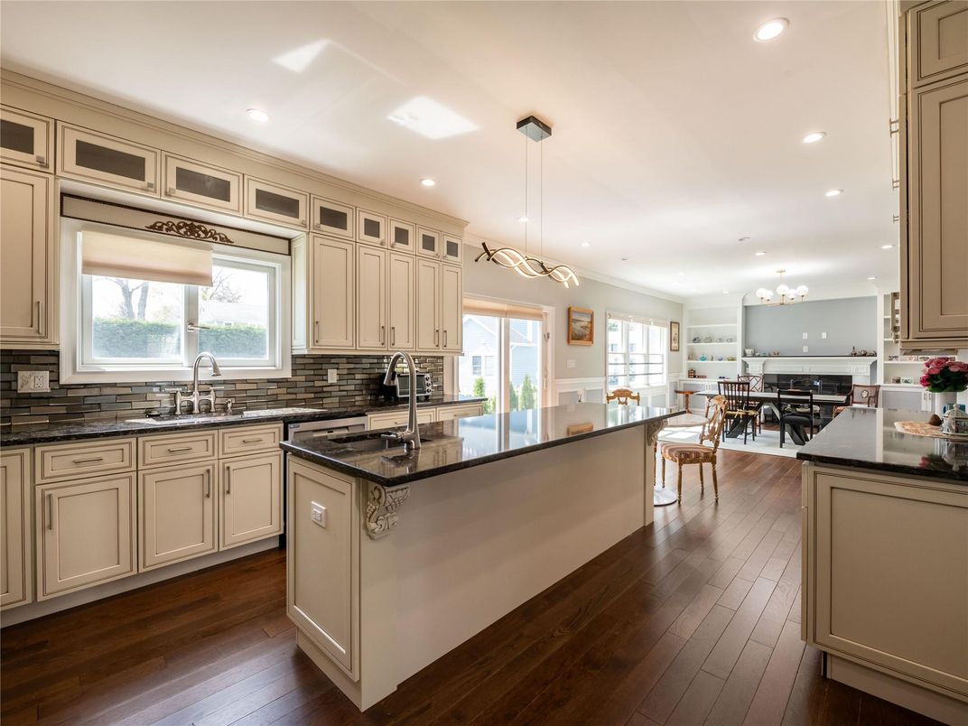 Chandelier, Dining room, Interior, Kitchen, Pendant Lights, Recessed Lighting, Wood Texture Flooring