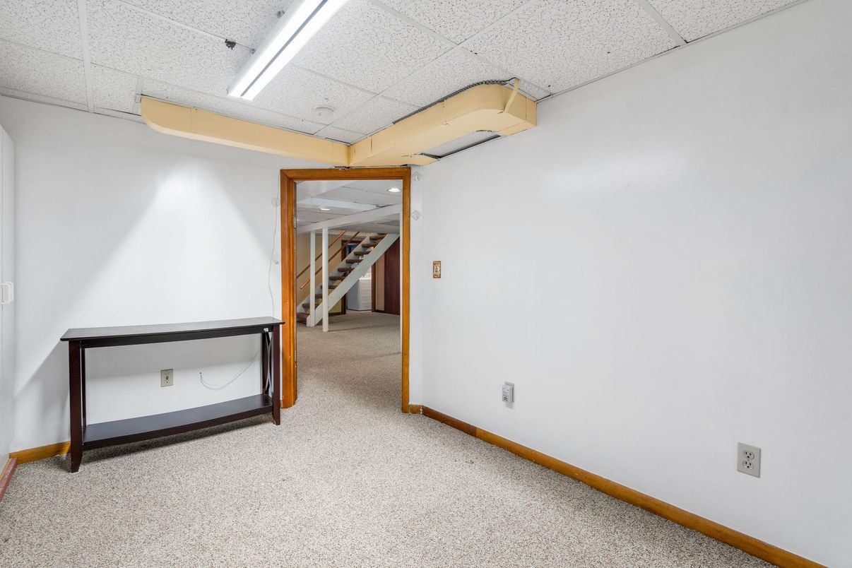 Empty room, Interior, Recessed Lighting