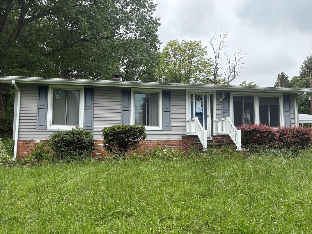 Exterior, Facade, Ranch