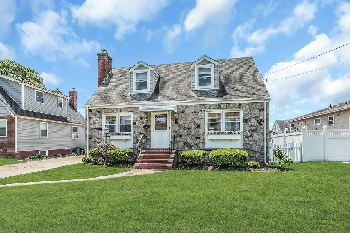 Exterior, Facade, Cape Cod