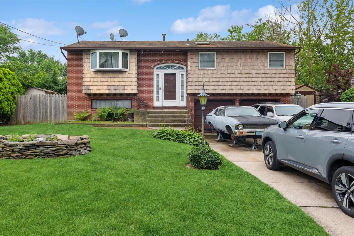 Attached, Exterior, Facade, Brick Facade, Raised Ranch