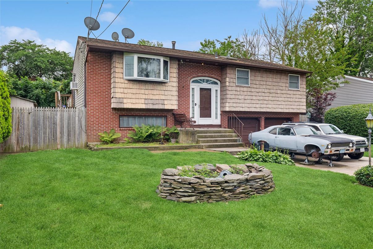 Attached, Exterior, Facade, Brick Facade, Raised Ranch