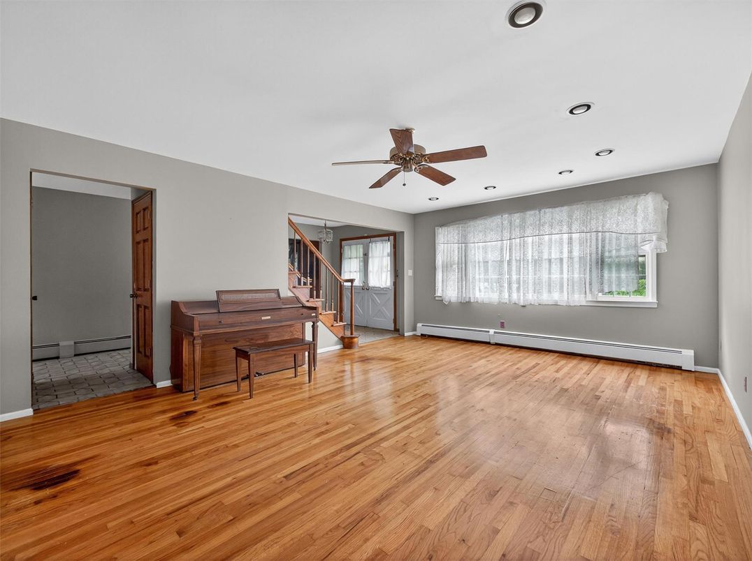 Interior, Piano, Recessed Lighting, Wood Texture Flooring