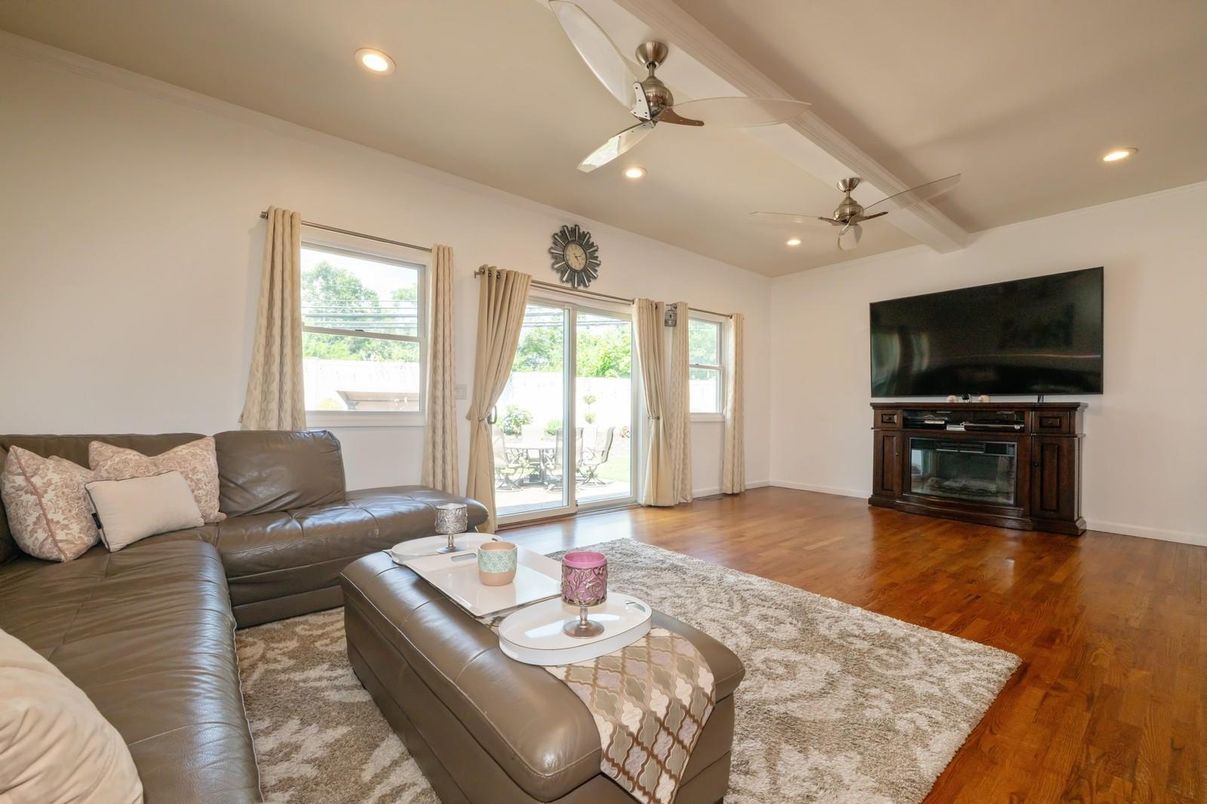 Interior, Living room, Recessed Lighting, Wood Texture Flooring