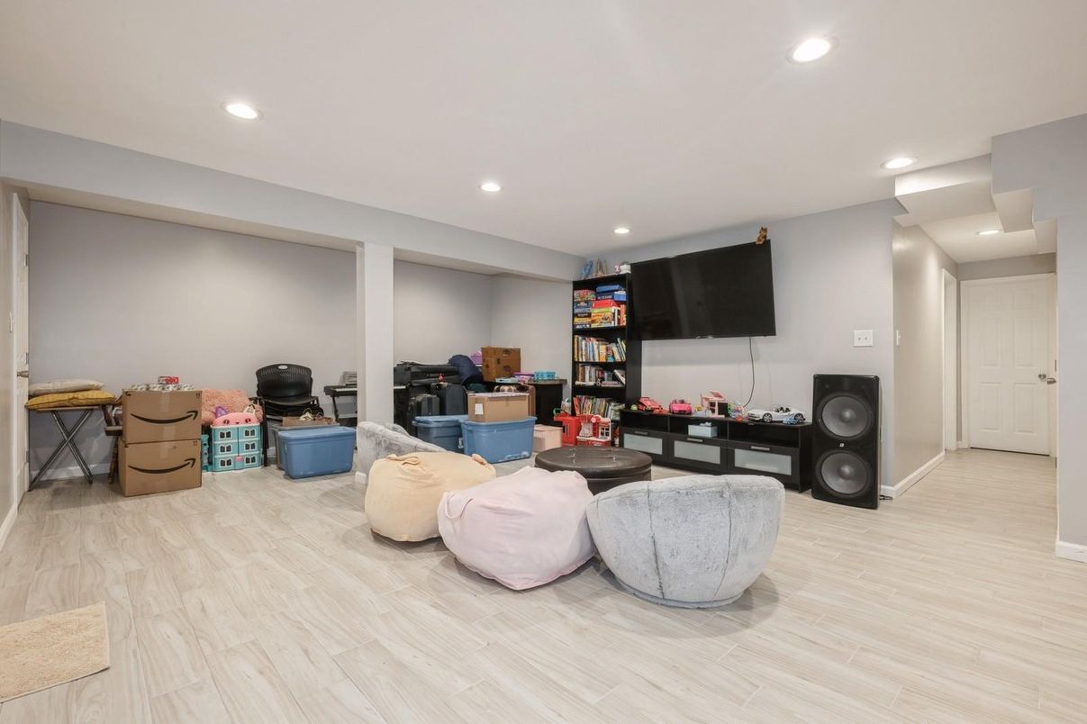 Interior, Recessed Lighting, Wood Texture Flooring