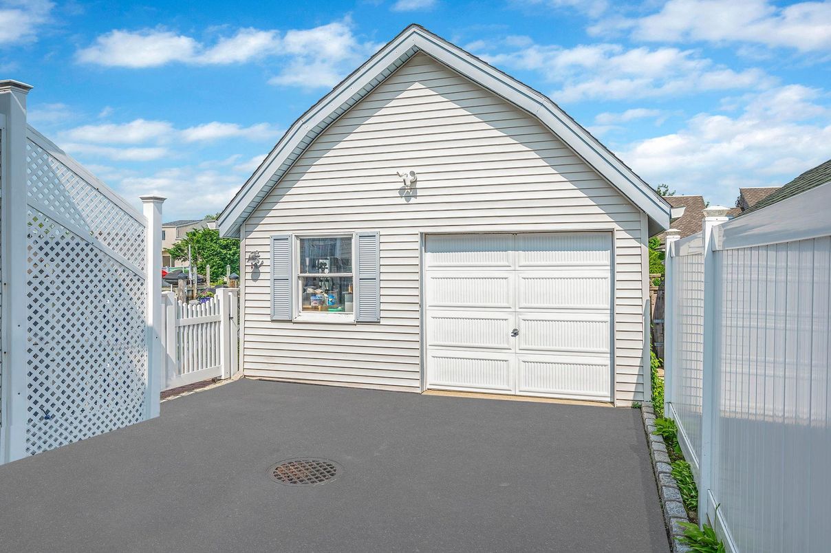 Detached Garage, Exterior