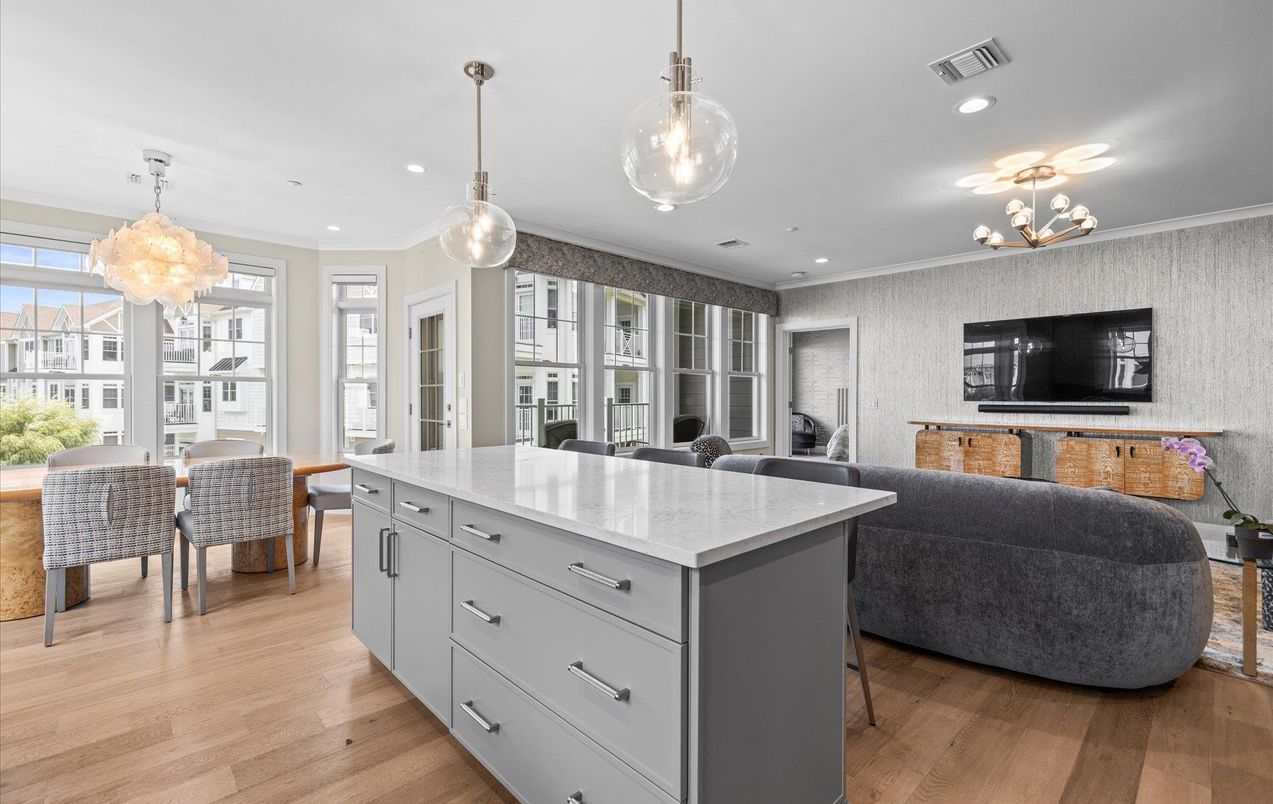 Chandelier, Dining room, Interior, Kitchen, Pendant Lights, Recessed Lighting, Wood Texture Flooring