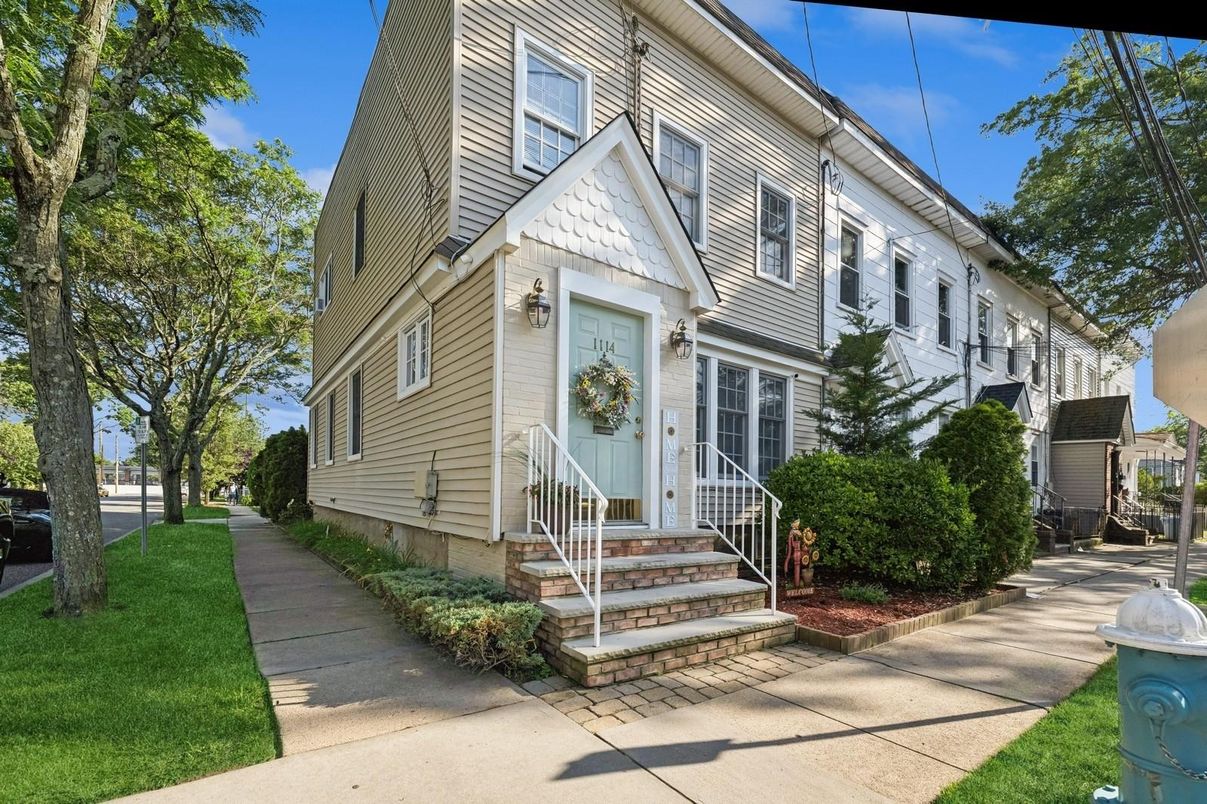 Exterior, Facade, Queen Anne Victorian