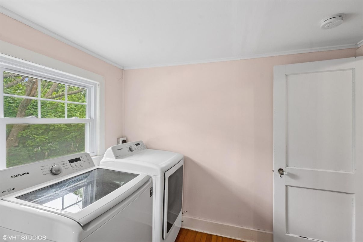 Interior, Washer, Wood Texture Flooring