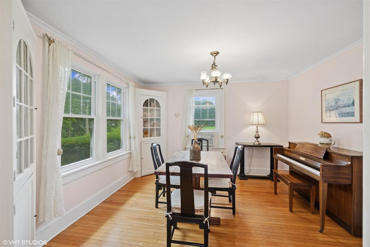 Chandelier, Dining room, Interior, Piano, Wood Texture Flooring