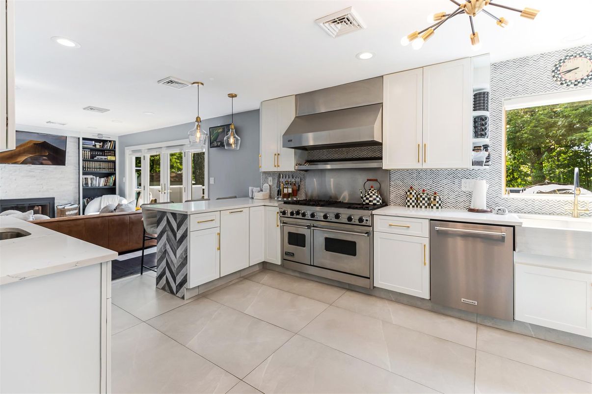 Dining room, Interior, Kitchen, Pendant Lights, Recessed Lighting, Stainless Steel Appliances