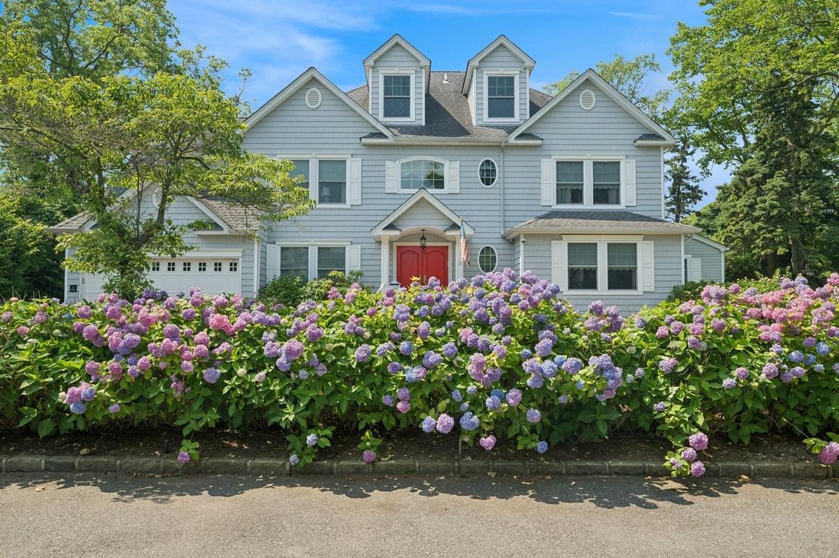 Attached, Exterior, Facade, Queen Anne Victorian