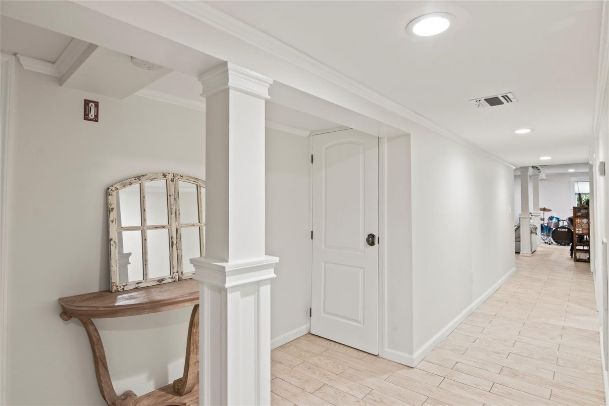 Interior, Recessed Lighting, Wood Texture Flooring