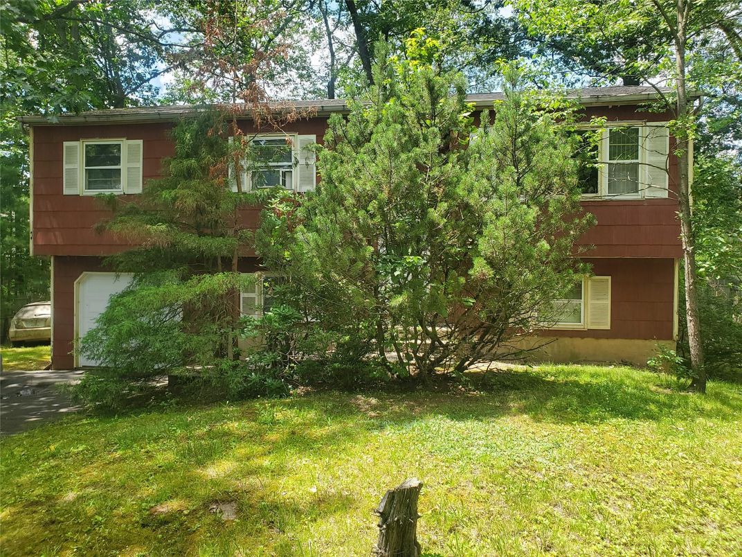 Exterior, Facade, Raised Ranch