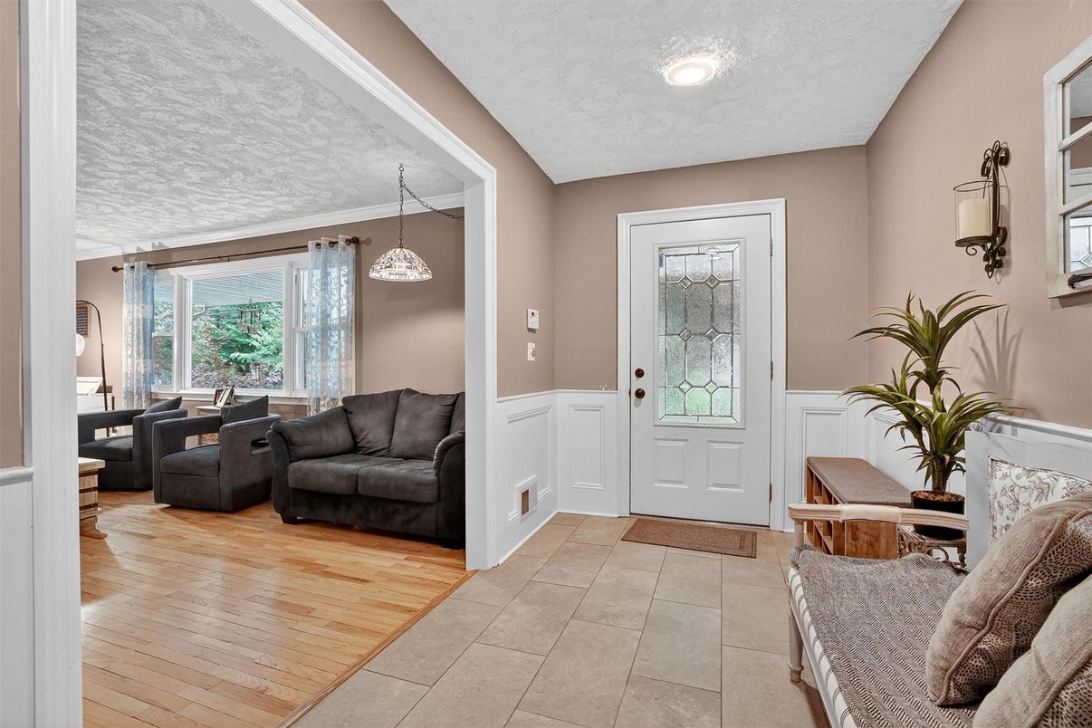 Dining room, Interior, Living room, Pendant Lights, Recessed Lighting, Wood Texture Flooring
