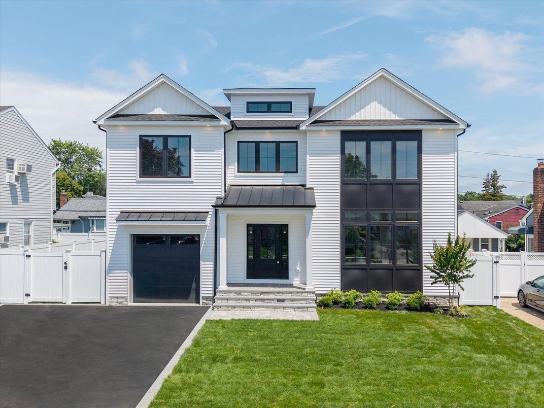Attached, Exterior, Facade, Farmhouse