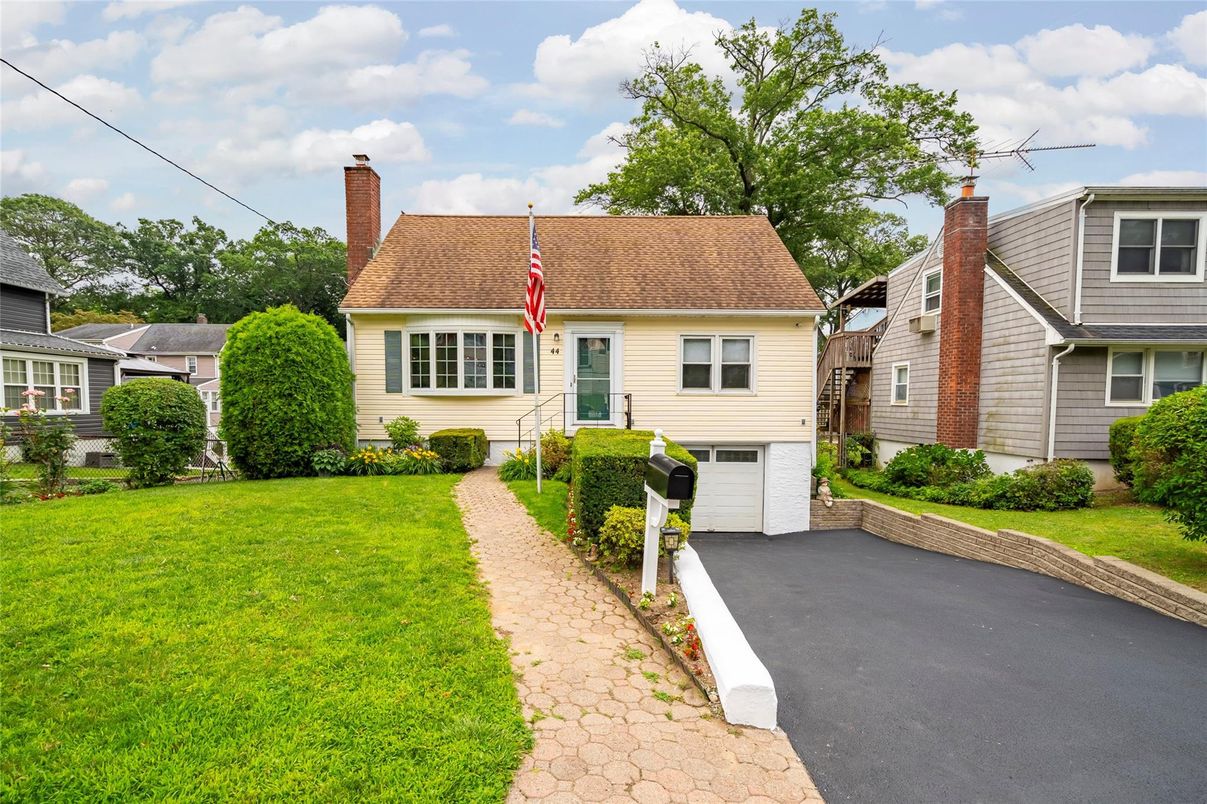 Attached, Exterior, Facade, Cape Cod