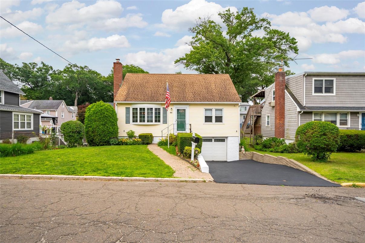 Attached, Exterior, Facade, Cape Cod