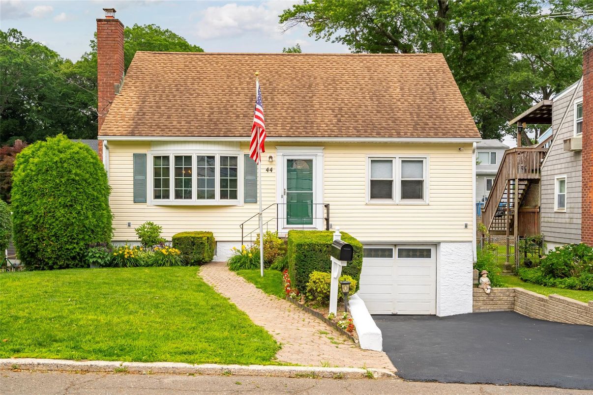 Attached, Exterior, Facade, Cape Cod