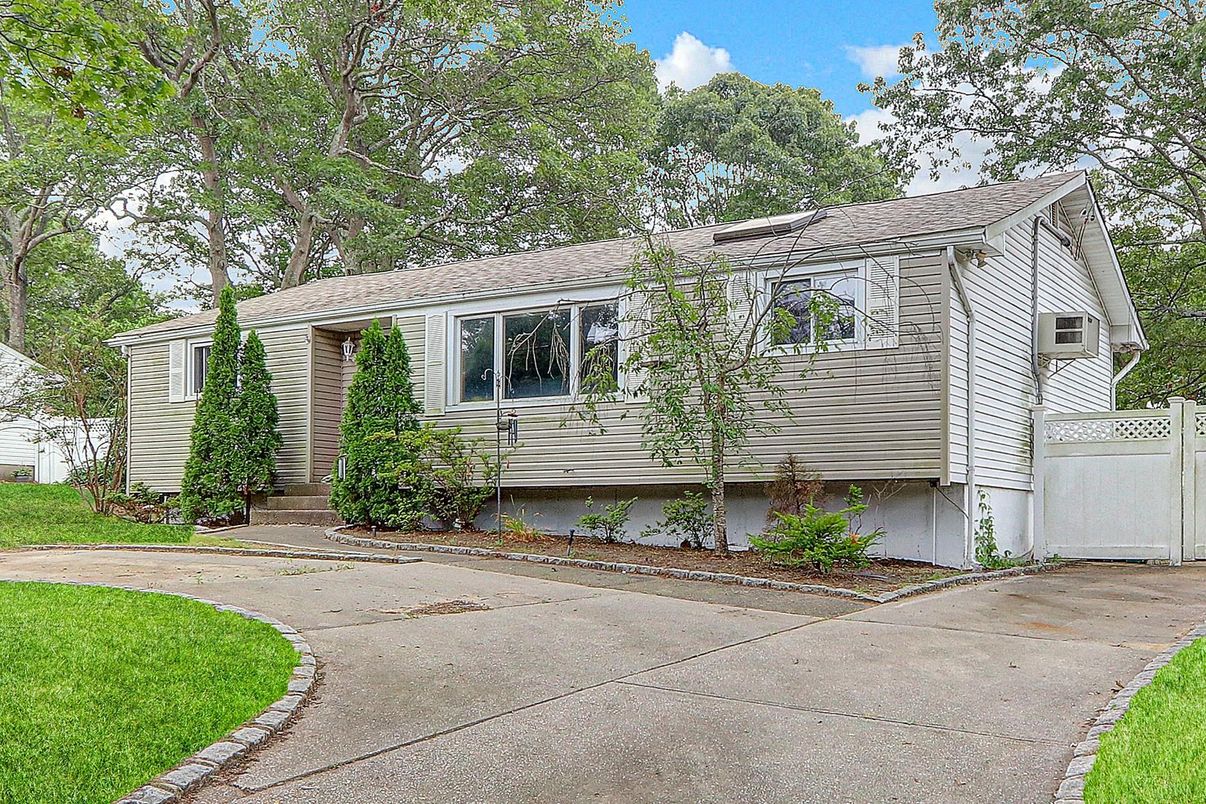 Exterior, Facade, Raised Ranch