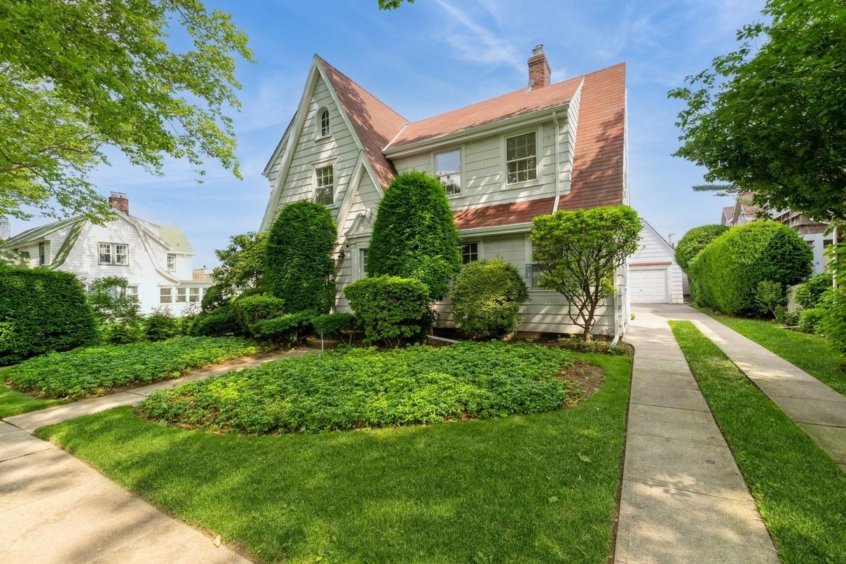 Attached, Exterior, Facade, Tudor Revival