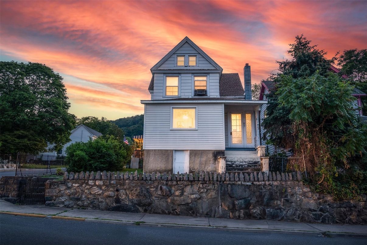 Exterior, Facade, Queen Anne Victorian