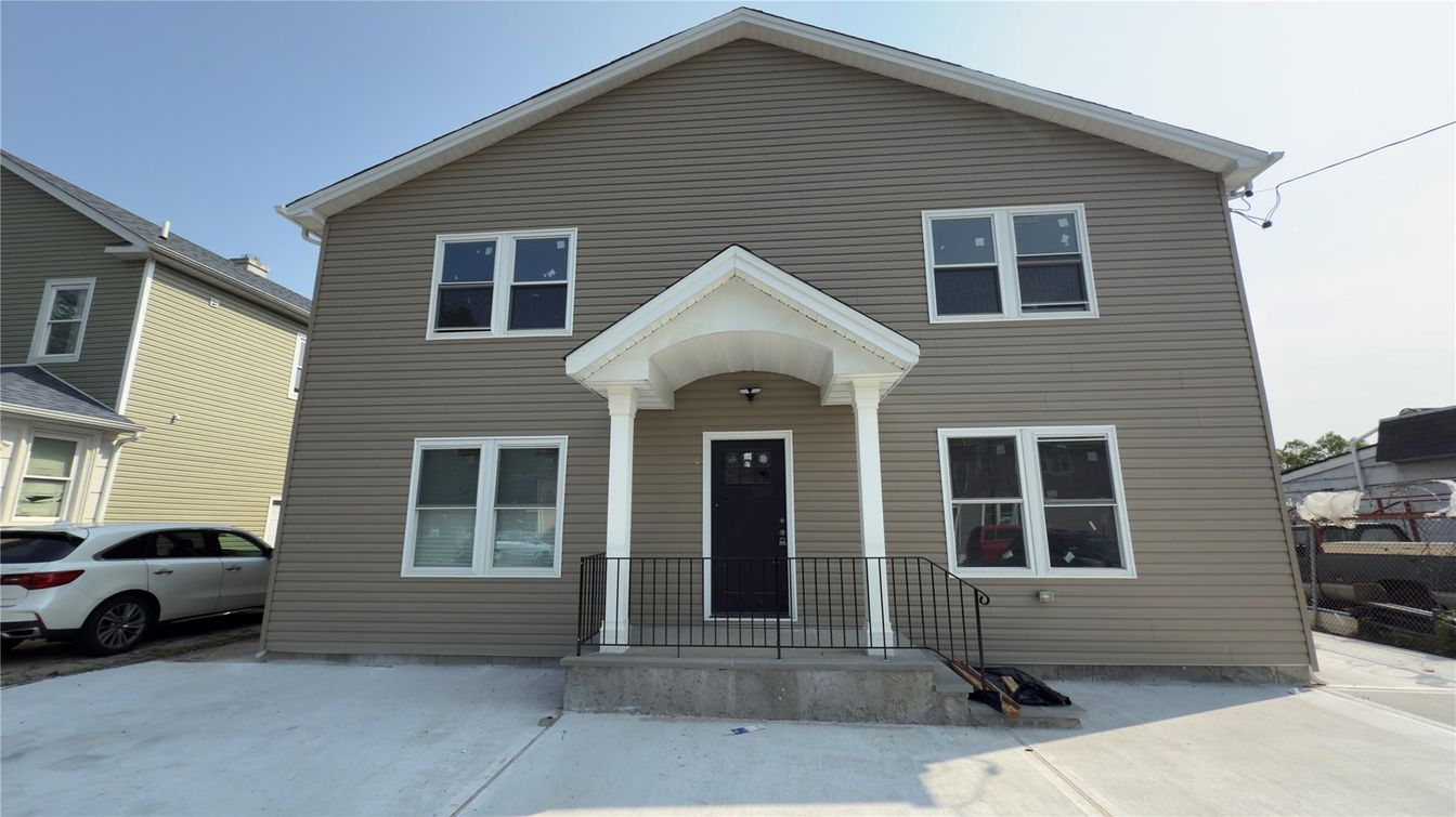 Exterior, Facade, Rowhouse