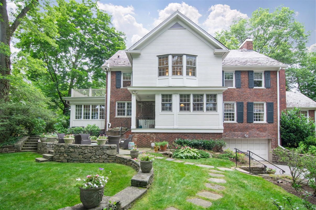 Attached, Exterior, Facade, Brick Facade, Queen Anne Victorian
