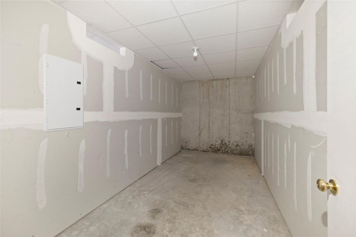 Empty room, Interior