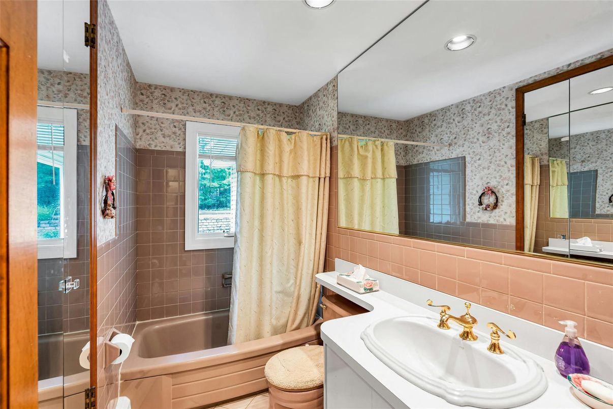 Bathroom, Interior, Recessed Lighting