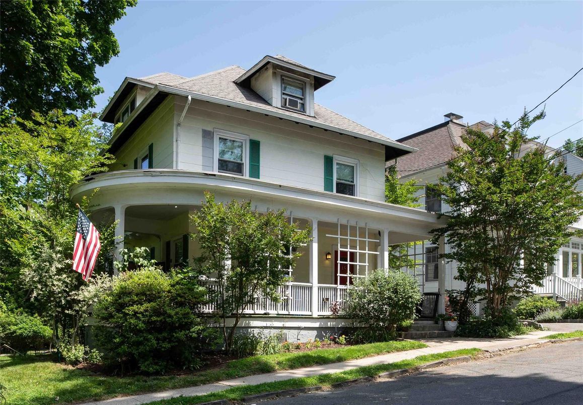 Exterior, Facade, American Foursquare