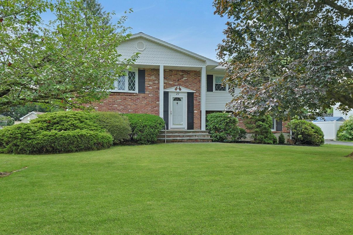 Exterior, Facade, Brick Facade, Raised Ranch