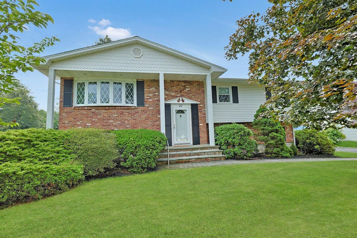 Exterior, Facade, Brick Facade, Raised Ranch