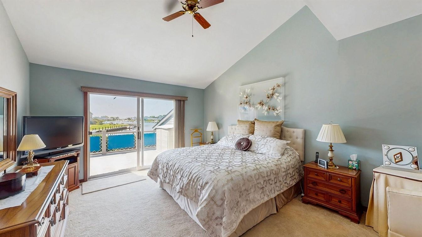Bedroom, Interior, Water