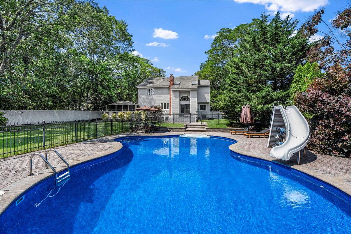 Exterior, Playground, Pool