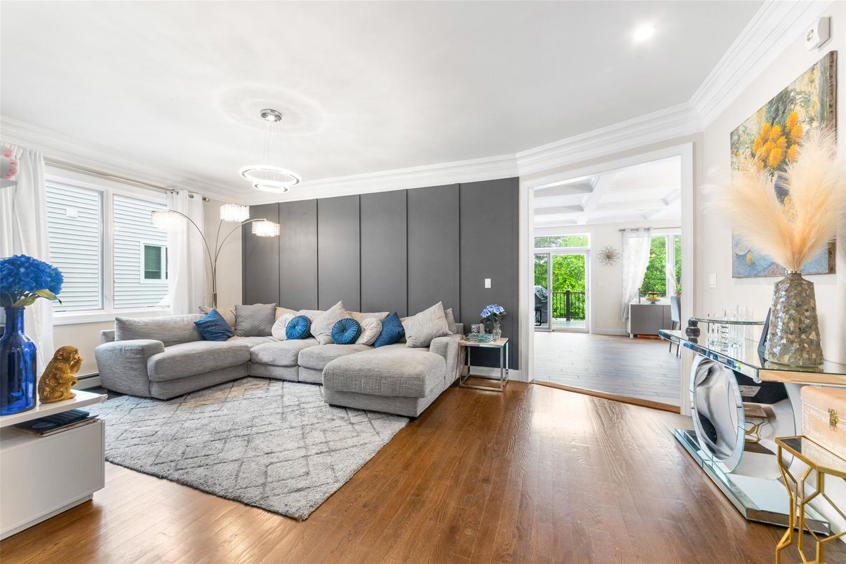 Interior, Living room, Pendant Lights, Recessed Lighting, Wood Texture Flooring