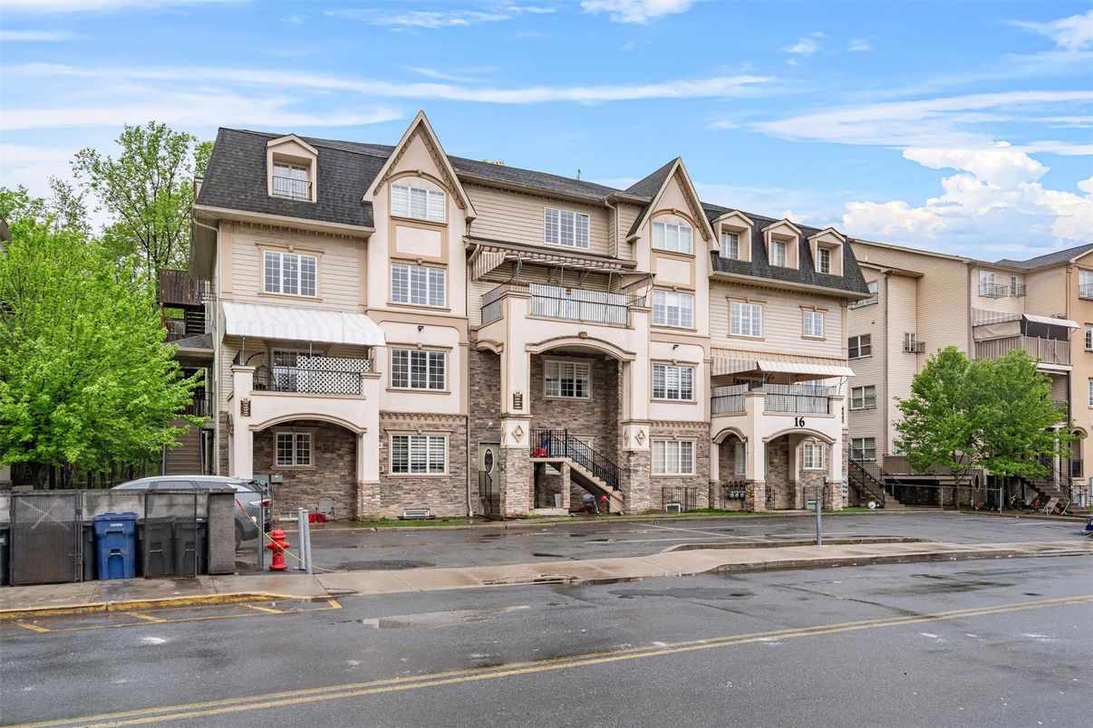 Exterior, Facade, Rowhouse