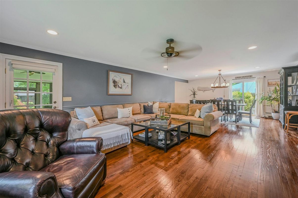 Dining room, Interior, Living room, Pendant Lights, Recessed Lighting, Wood Texture Flooring